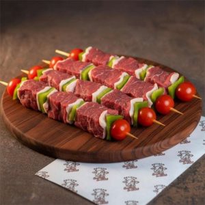 Brochettes de bœuf – Formule 3kg+, préparées à la Boucherie Le Billot à Saint-Alban à partir de viande de bœuf française, prêtes à griller pour vos repas d’été.