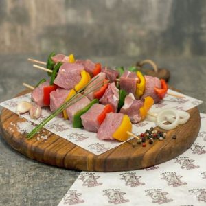 Brochettes de porc – Formule 3kg+, préparées artisanalement à la Boucherie Le Billot à Saint-Alban à partir de viande de porc française, parfaites pour le barbecue.