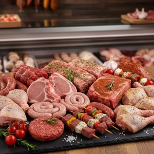 Colis Gargantua d’Été 15 kg avec assortiment de viandes pour barbecue : côtes de porc, saucisses, travers de porc provençaux, pavé de bœuf mariné, brochettes, volailles. Boucherie Le Billot Saint-Alban.