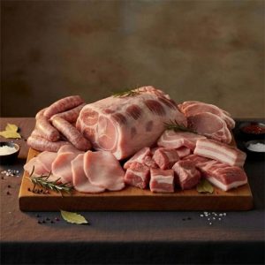 Colis Porc d’Hiver 6 kg composé d’escalopes, sauté de porc sans os, saucisses fraîches, ventrèche tranchée, côtes de porc et rôti d’épaule. Boucherie Le Billot Saint-Alban.Colis Porc d’Hiver 6 kg composé d’escalopes, sauté de porc sans os, saucisses fraîches, ventrèche tranchée, côtes de porc et rôti d’épaule. Boucherie Le Billot Saint-Alban.