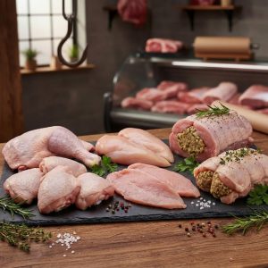 Colis Volaille d’Hiver composé de cuisses de dinde, cuisses de poulet, filets de poulet, escalopes de dinde, rôti de dinde farci et cuisses de poulet farcies. Boucherie Le Billot Saint-Alban.