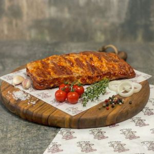 Travers de porc à la Provençale – Formule 3kg+, préparé à la Boucherie Le Billot à Saint-Alban avec une marinade maison aux herbes du Sud et aux épices douces.