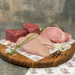 Trio de pavés – Formule 3kg+, composé d’1 kg de pavé de bœuf, 1 kg de pavé de porc et 1 kg de filet de poulet, préparé artisanalement à la Boucherie Le Billot à Saint-Alban.