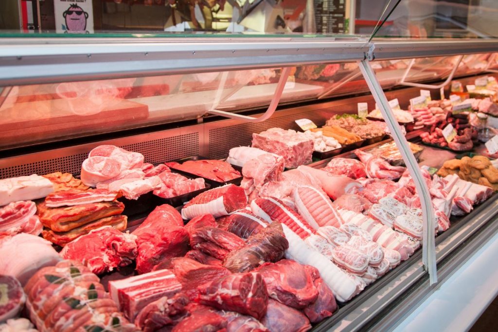 Vitrine de la Boucherie Le Billot à Saint-Alban présentant des viandes françaises artisanales, préparées avec passion et savoir-faire